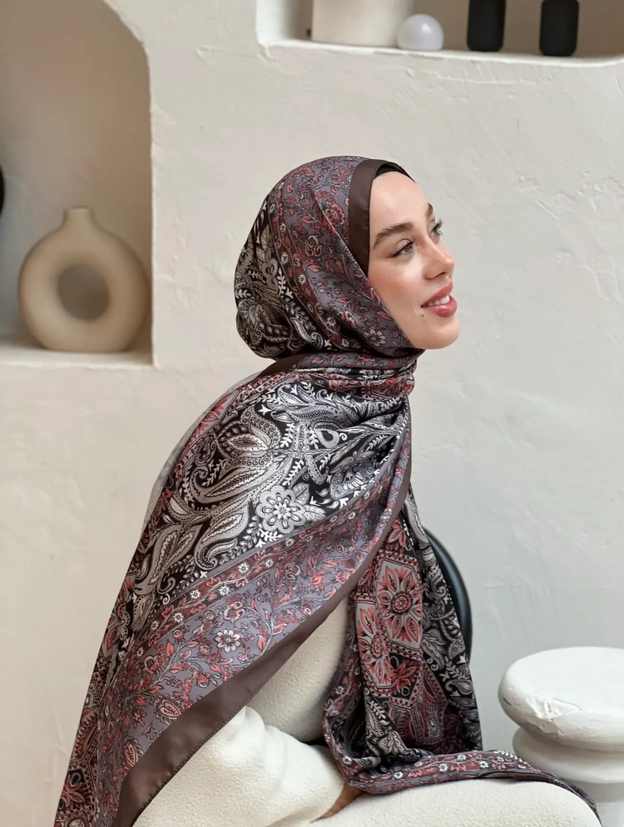 Silky Schal mit floralem Vintage-Muster