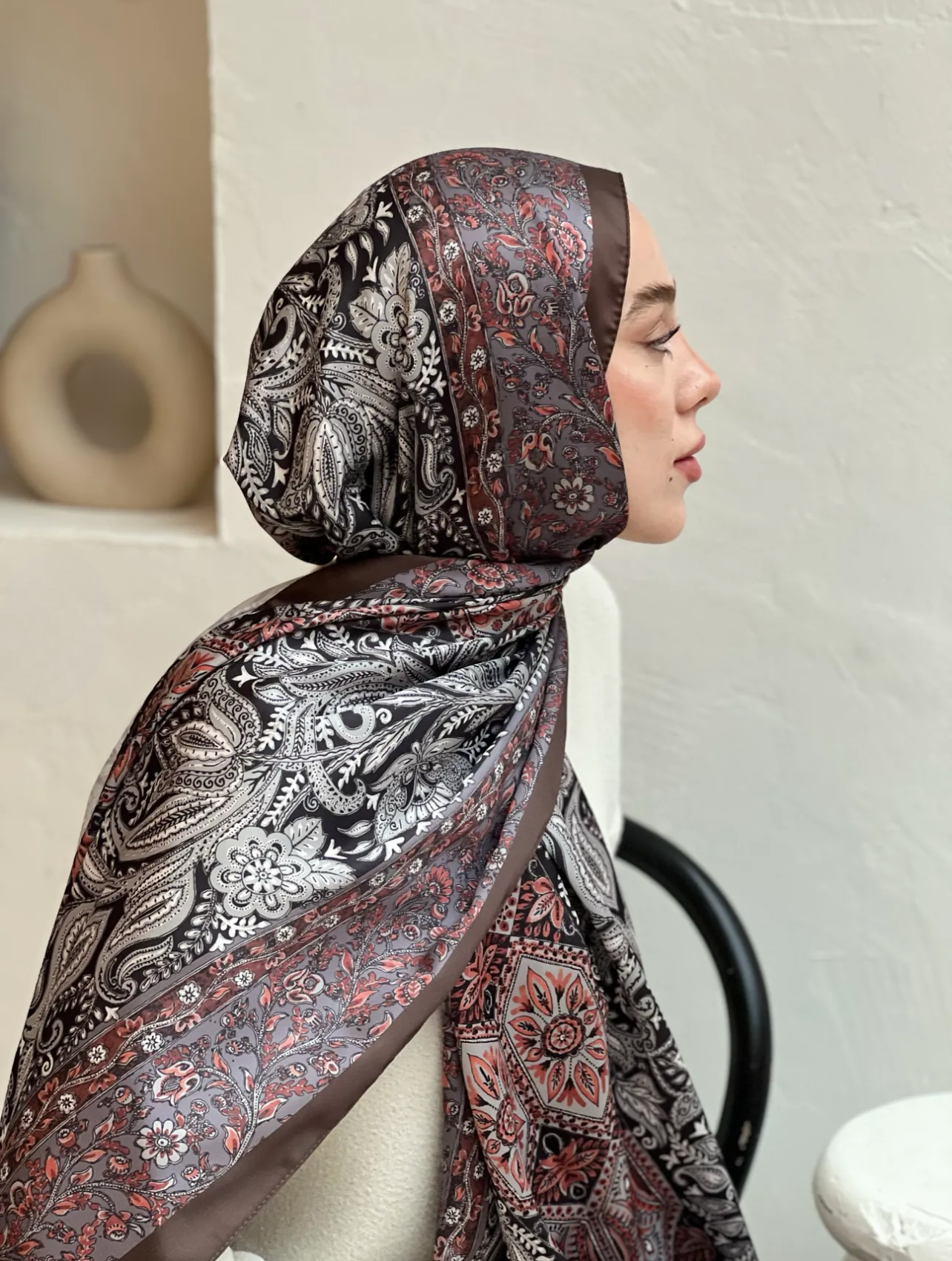 Silky Schal mit floralem Vintage-Muster