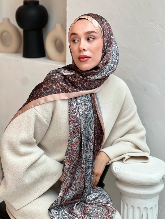 Silky Schal mit floralem Vintage-Muster