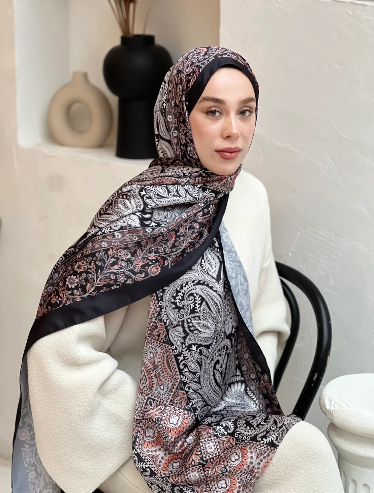 Silky Schal mit floralem Vintage-Muster